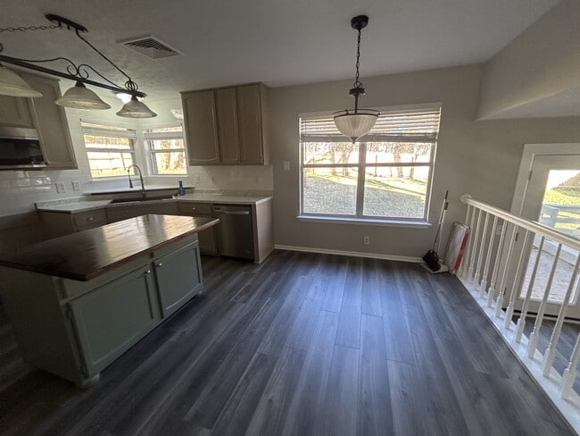 Building Photo - 533 Woodland Hills Dr