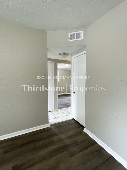 Building Photo - 10452 Pinehurst Dr