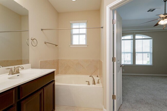 Building Photo - 13400 Briarwick Dr