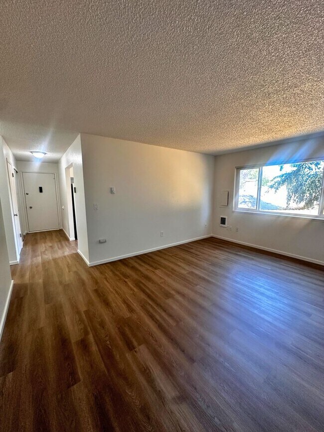 Building Photo - Remodeled 2 Bedroom Rent Ready Apartment!