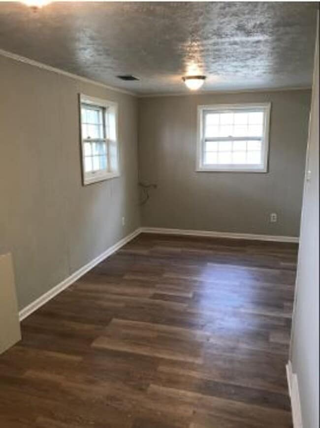 Building Photo - 653 Bishop Dr