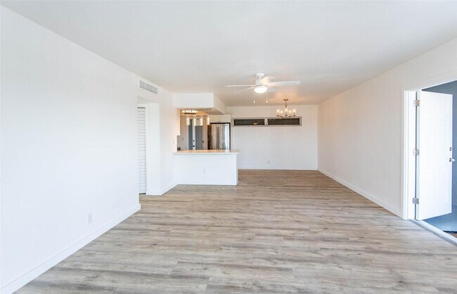 Building Photo - 651 Pine Dr