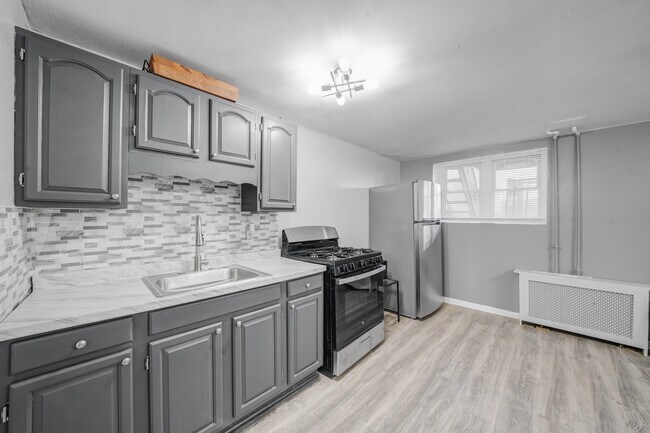 Building Photo - 1318 E 58th St