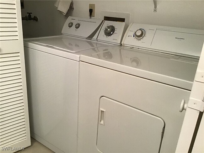 Building Photo - 440 Fox Haven Dr