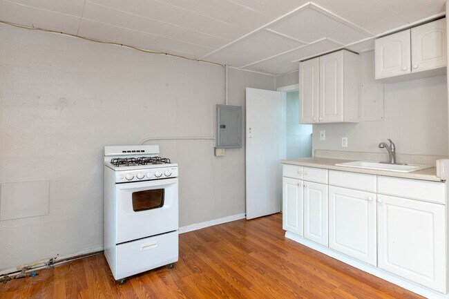 Building Photo - 9041-9049 NE Sandy Blvd