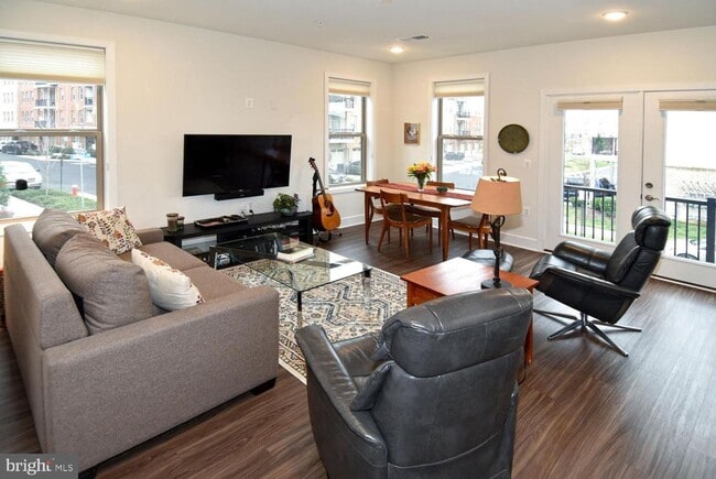 Building Photo - 4-Level Furnished townhome!