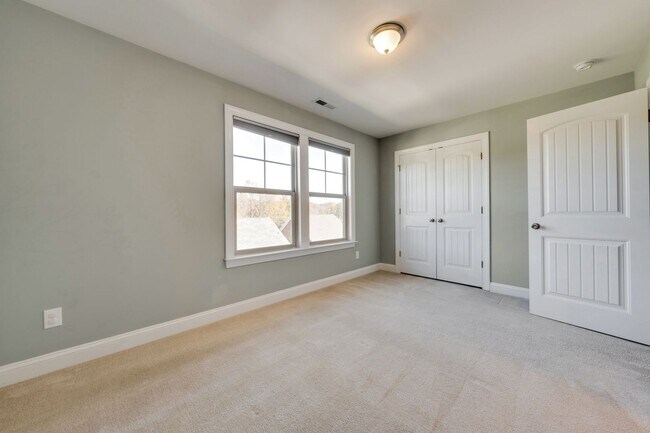 Building Photo - Gorgeous 3-Bed, 3.5-Ba Townhouse w/ Office in Downtown Apex