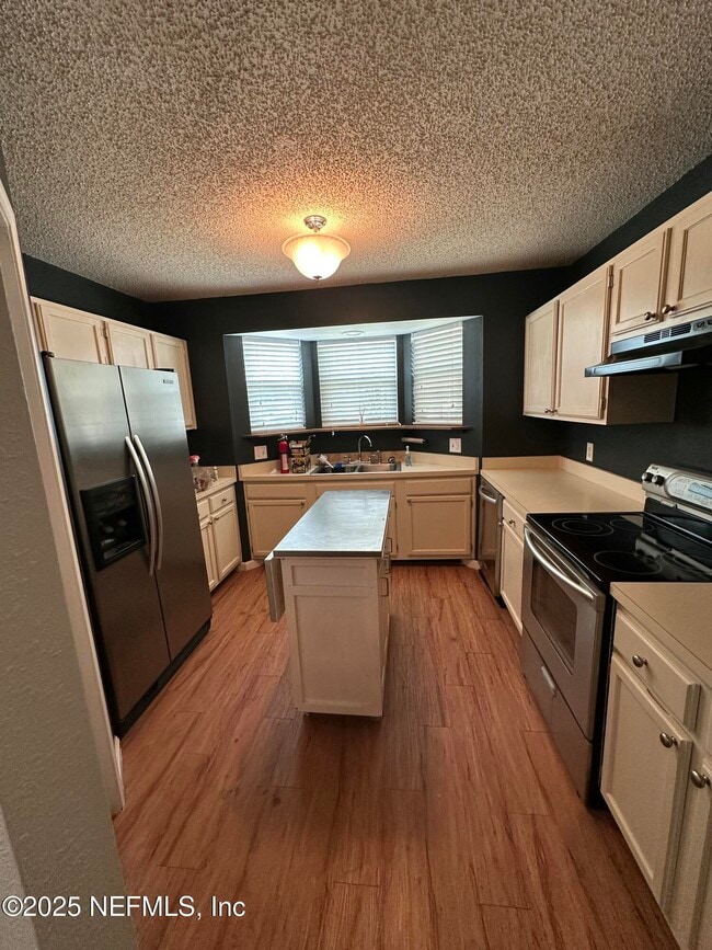 Building Photo - 1855 Alberta Ct N