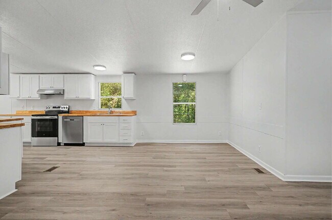 Building Photo - Updated 3-Bedroom Home on 10 acres in Chapel Hill