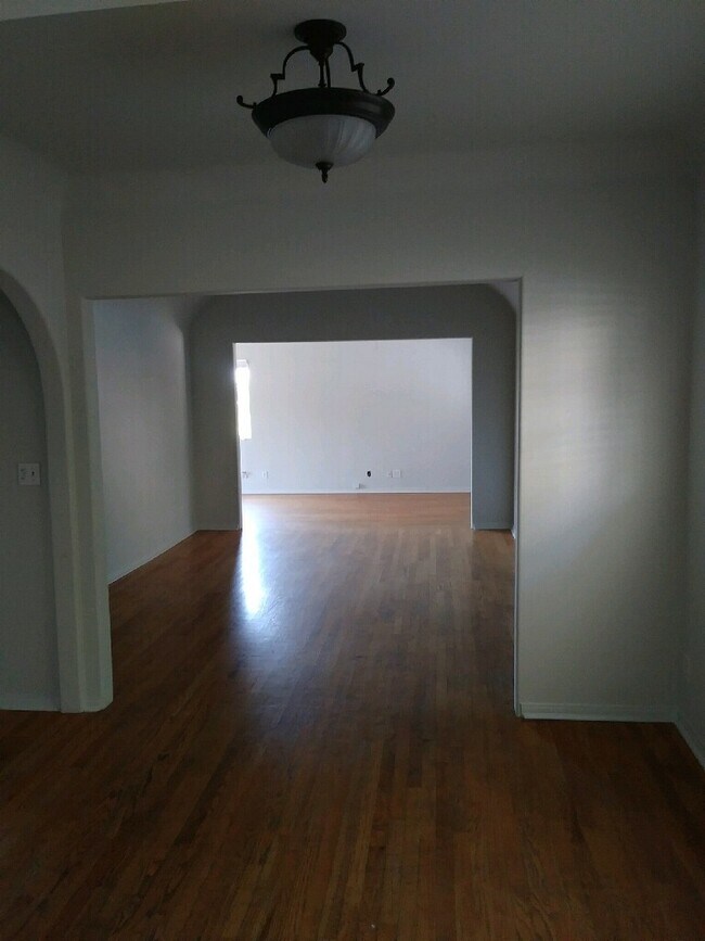 Building Photo - 910 Robinson St