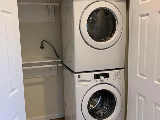 Building Photo - 1105 E Snyder Ave