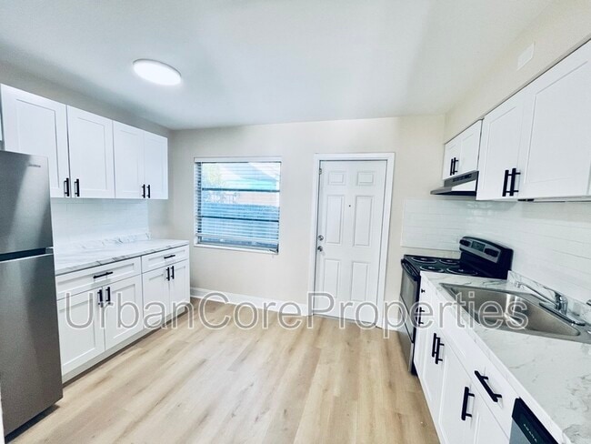 Building Photo - 105 7th Ave N