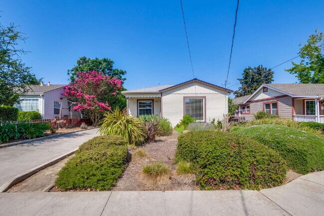 Primary Photo - Bright, Clean and Cozy 2BR, 1BA Single Fam...