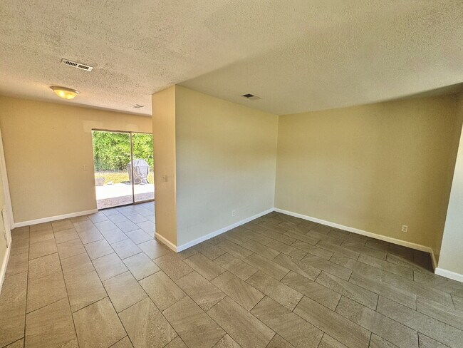 Building Photo - 1 bedroom 1 bathroom triplex unit