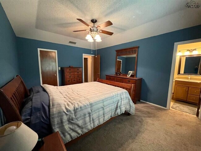 Building Photo - 2108 Selma Dr