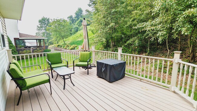 Deck - 610 Fieldstone Dr