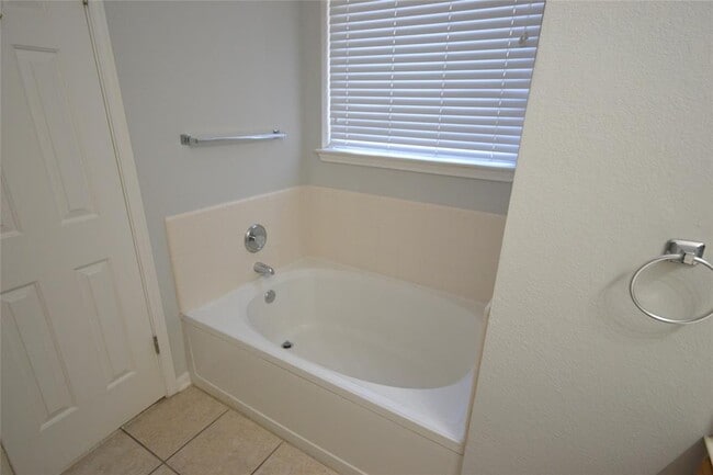 Building Photo - 1501 Encino Dr