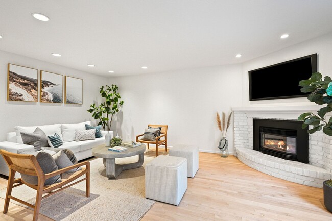 Building Photo - Natural Sunlight in every room, Palos Verdes Estates