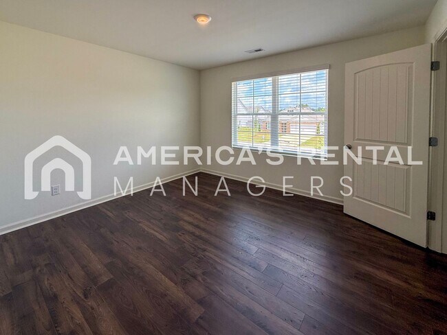 Building Photo - Move-in Special! Beautiful 5 Bed, 2 Bath h...