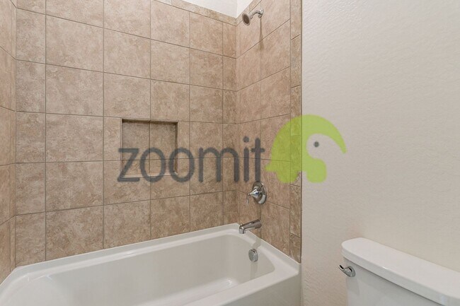 Building Photo - Beautiful Views!