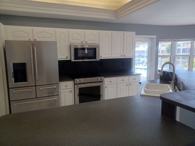 Building Photo - 4416 SW 24th Ave