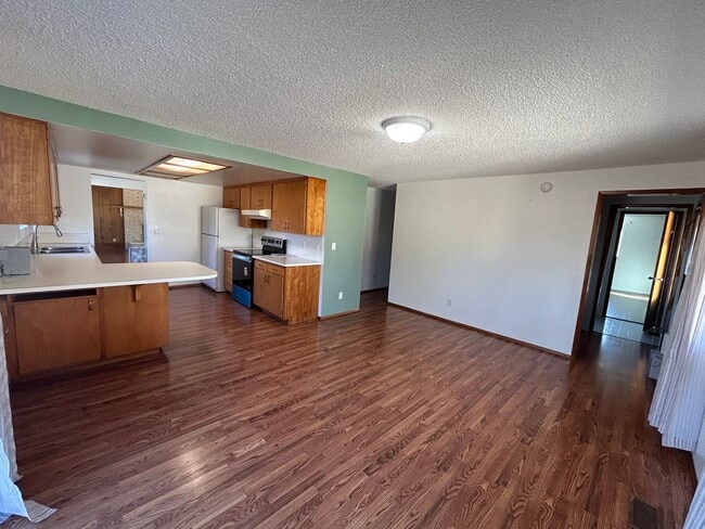 Building Photo - Spacious 3 bedroom, 2 bathroom with large ...