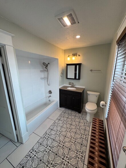 Building Photo - 1218 Lewis Ave