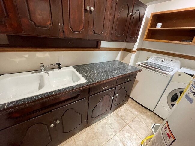 Building Photo - Spacious Single Level Ranch Style 4 Bed 2 ...