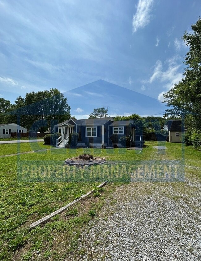 Building Photo - Centrally located 3 bedroom home!