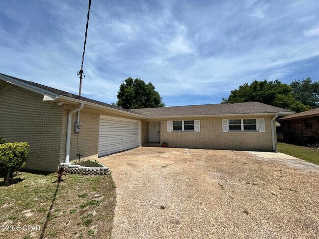Primary Photo - 205 Sunset Ln