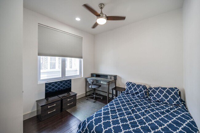 Building Photo - Modern Olde Kensington Home