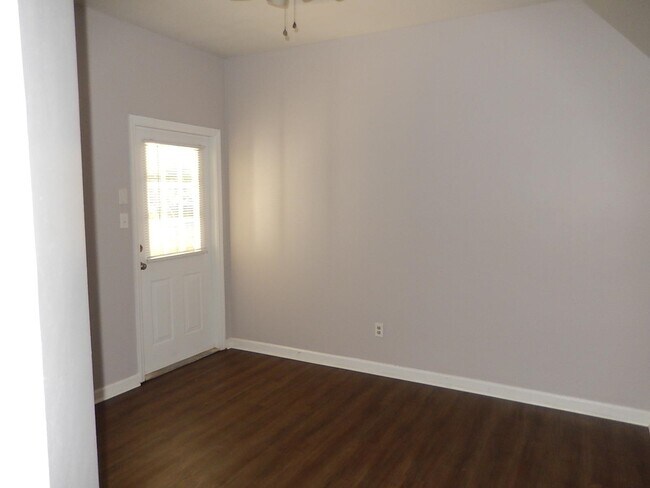 Building Photo - 3100 Dian Rd