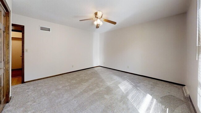 Building Photo - 933 High Meadow Dr
