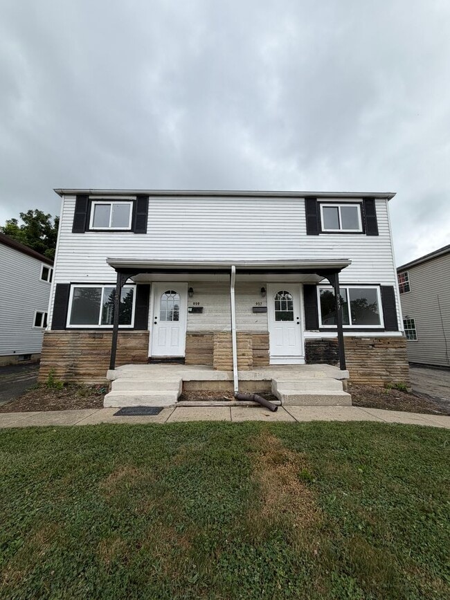 Building Photo - 959 Racine Ave