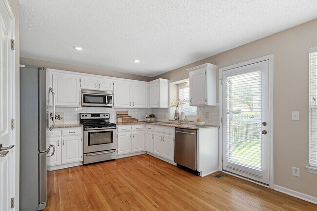 Building Photo - {13862} Spacious townhome in Prime Location + Maintenance Provided Community + Neighborhood Pool ...