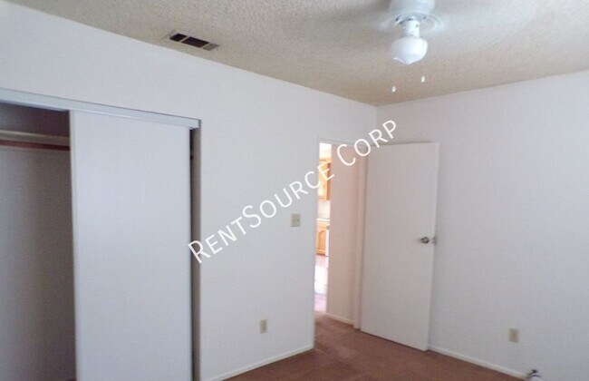 Building Photo - 2 Bedroom duplex for rent in Barstow