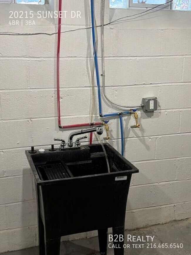 Building Photo - 20215 Sunset Dr