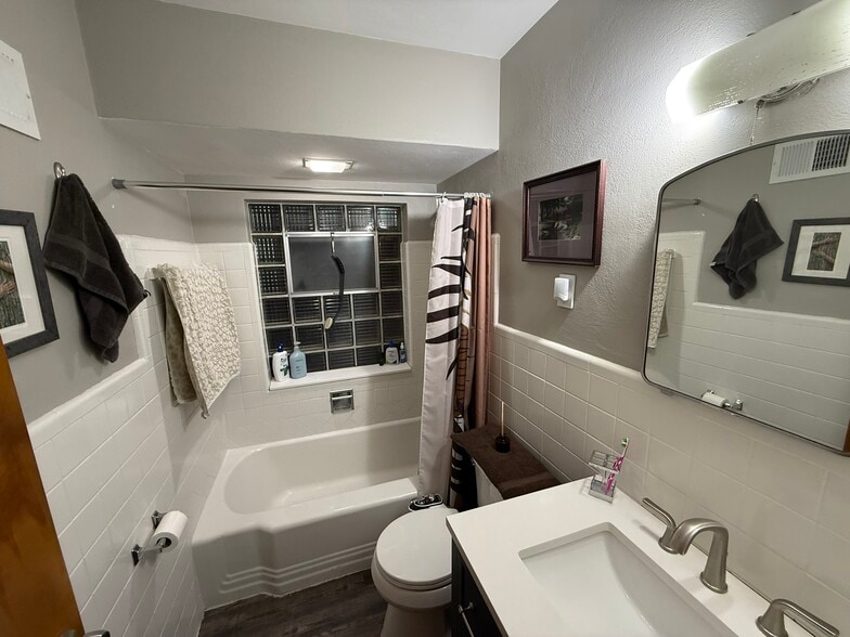 Building Photo - 4976 Oleatha Ave