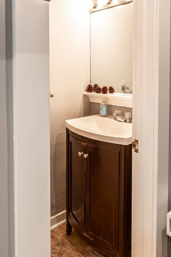 Building Photo - 1515 1/2 S Carson Ave