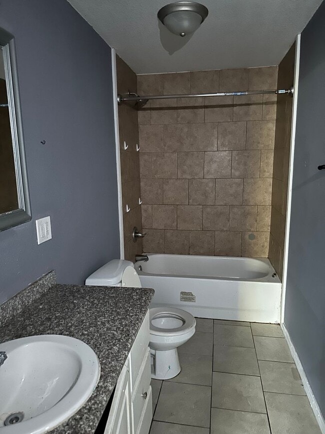 Building Photo - 1619 Cherry St