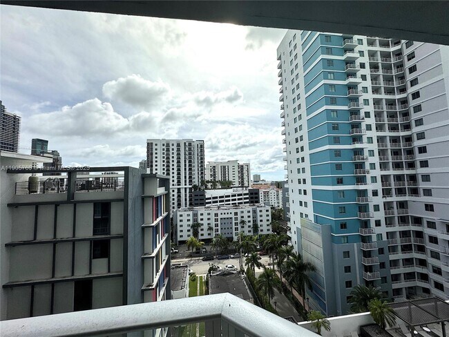 Building Photo - 1010 SW 2nd Ave