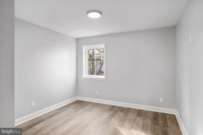 Building Photo - 132 Kossuth St