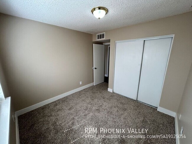 Building Photo - 8443 W Glenrosa Ave