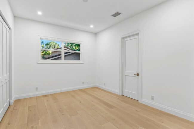 Building Photo - 735 NE 6th St