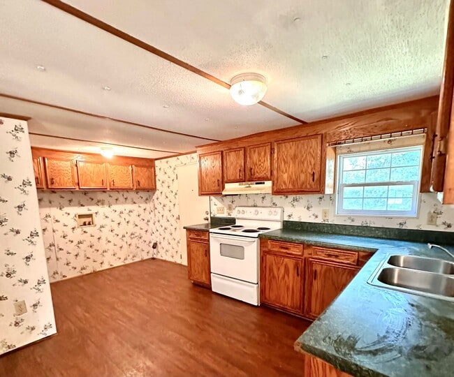 Building Photo - Large 3 bedroom, 2 bath mobile home, $1000...