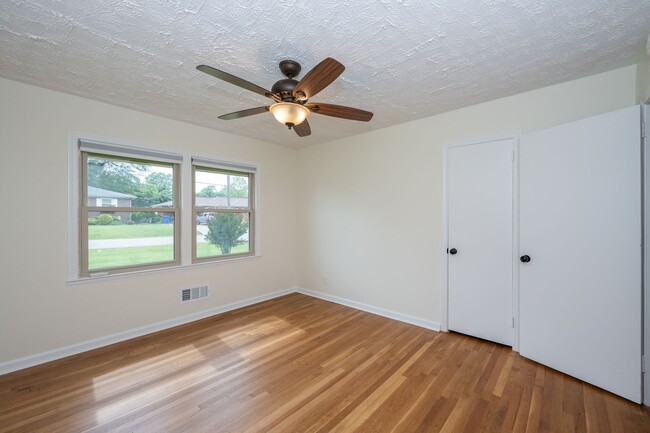 Building Photo - # Charming Greenville Home with Excellent ...