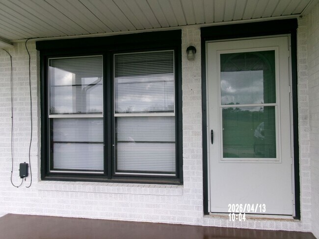 Building Photo - Modern 4-Bedroom Home