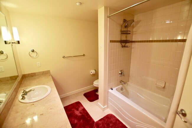 Building Photo - Beautiful Downtown 2 Bedroom Condo - Spaci...