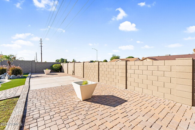 Building Photo - 8406 W Dahlia Dr