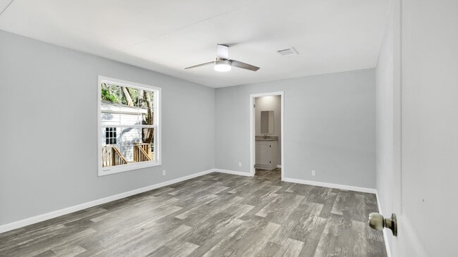Building Photo - 3/2 Brooksville Available Now !
